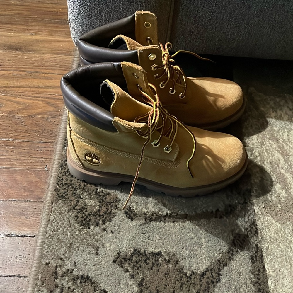 Timberlands WOMENS Size 7 NWOT.  Been in a storage tote for the last year.